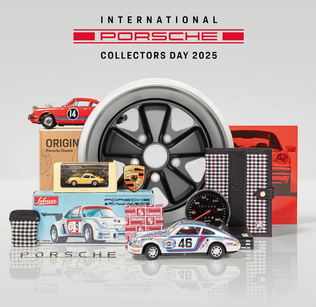 Motiv mit Sammlerstücken zum International Porsche Collectors Day 2025 – darunter Porsche-Modelle, Felge, Emblem, Tacho, Bücher und Accessoires.