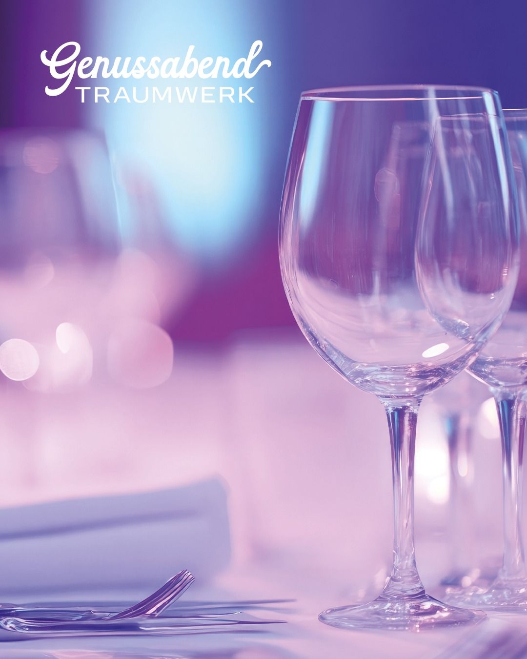 Eine Nahaufnahme eleganter Weingläser und Servietten auf einer weißen Tischdecke mit unscharfem violett-blauem Hintergrund. In der oberen linken Ecke ist der Text „Genussabend TRAUMWERK“ zu sehen.