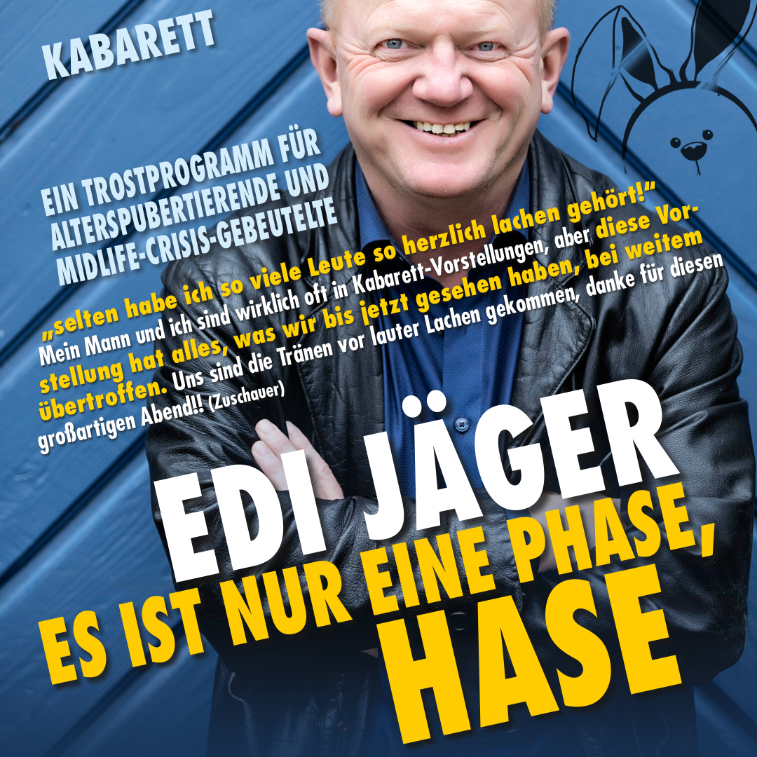 Ein lächelnder glatzköpfiger Mann in einer blauen Jacke posiert vor einem blauen Hintergrund mit einem Cartoon-Kaninchen. Der große Text lautet: Edi Jäger - Es ist nur eine Phase, Hase. Ein anderer Text beschreibt eine Kabarettshow über Midlife-Crisis.