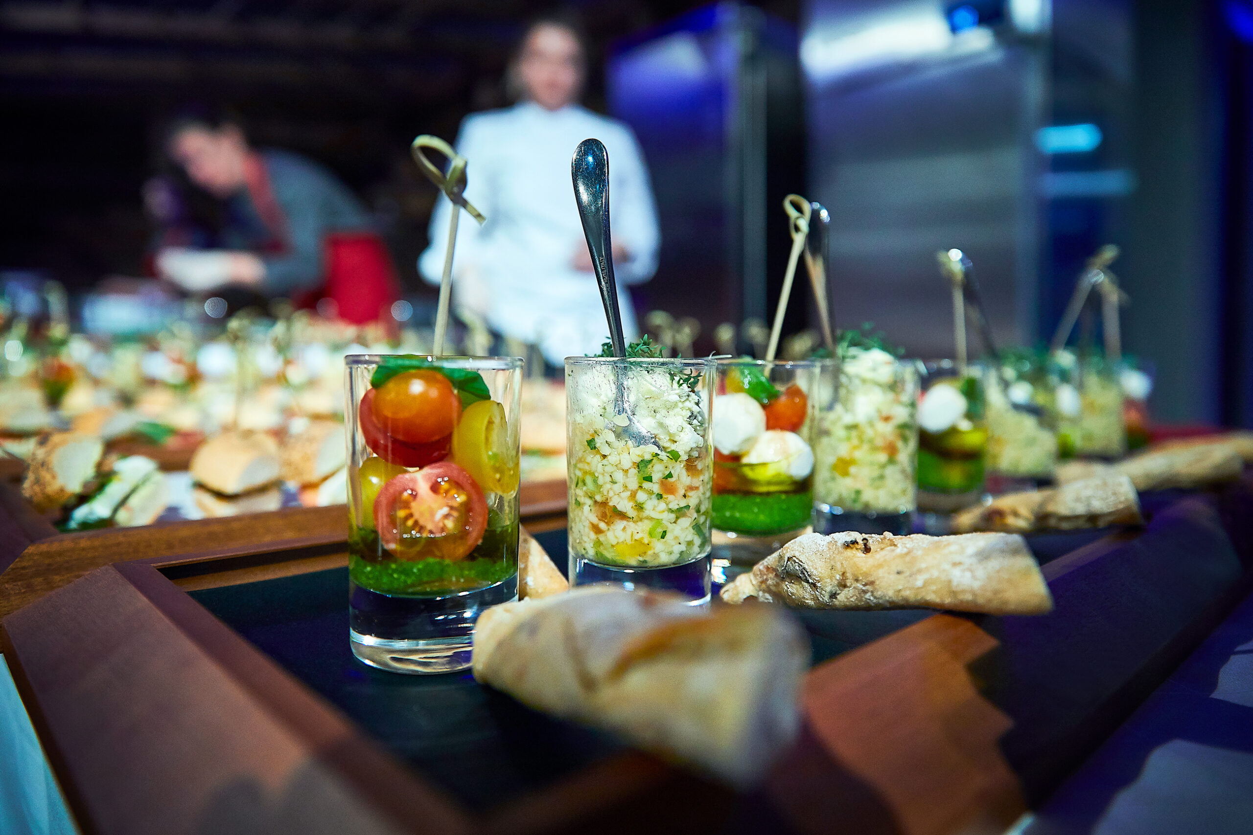 Eine Gruppe kleiner Gläser, gefüllt mit Essen.