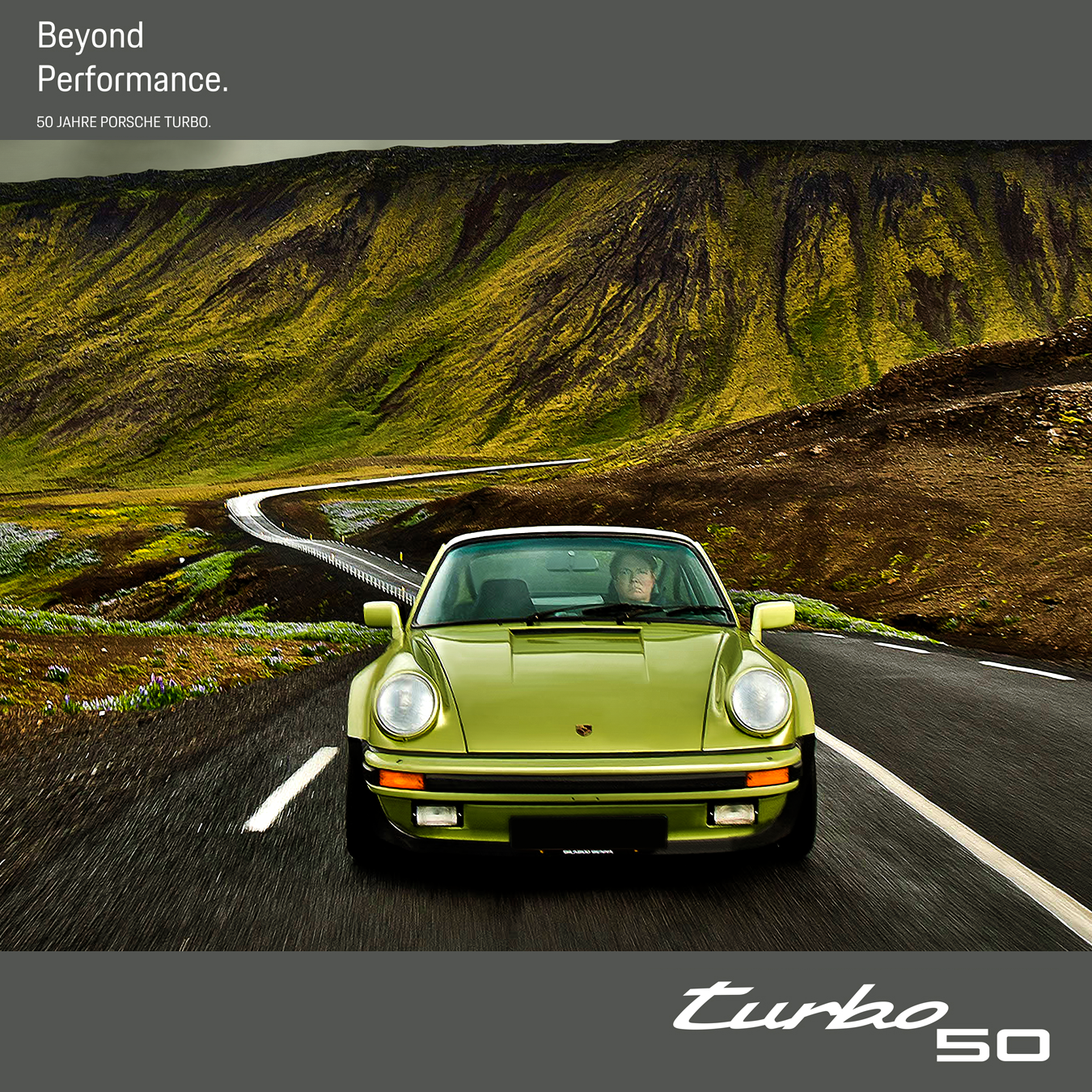 Ein grüner Porsche-Oldtimer fährt auf einer kurvenreichen Straße durch eine dramatische, üppige Berglandschaft. Der Text lautet: „Mehr als nur Leistung. 50 Jahre Porsche Turbo. Turbo 50.“.