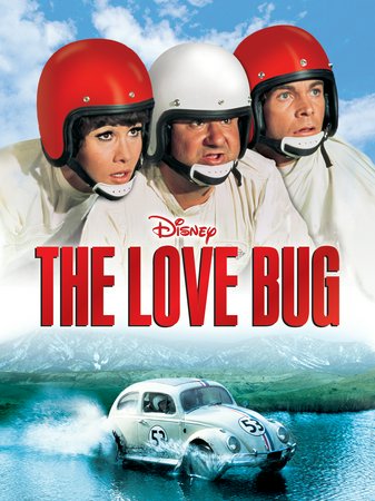 Drei Personen mit Rennhelmen blicken überrascht über den Text "Disney The Love Bug". Unter ihnen rast ein weißer Volkswagen Käfer mit der Nummer 53 über das Wasser mit Bergen im Hintergrund.