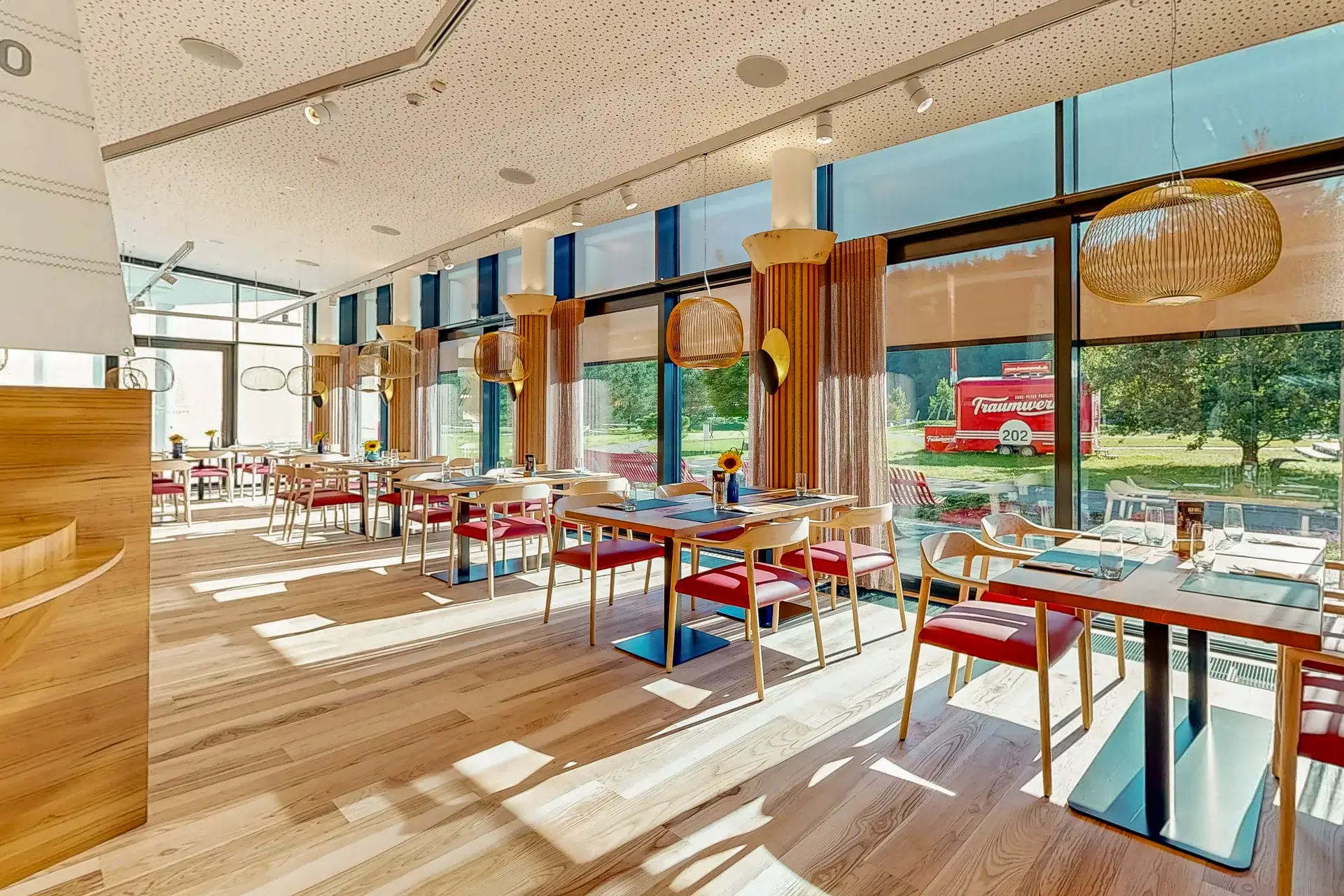 Gartensalon mit Glasfront und Blick in den Park