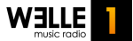 Logo für das Musikradio Welle 1 mit fettem schwarzen Text und einem schwarzen Quadrat mit der gelben Farbverlaufszahl 1 auf der rechten Seite.